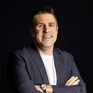 Robin Lundberg headshot